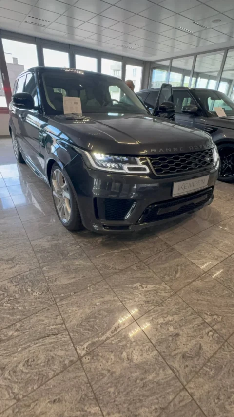 Range Rover Sport — Передний ракурс автомобиля с включённой оптикой Range Rover Sport: передний ракурс автомобиля с включённой оптикой
