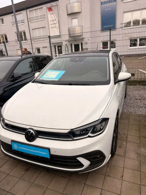 Volkswagen Polo — Передняя часть Volkswagen Polo на площадке продавца Volkswagen Polo: передняя часть Volkswagen Polo на площадке продавца