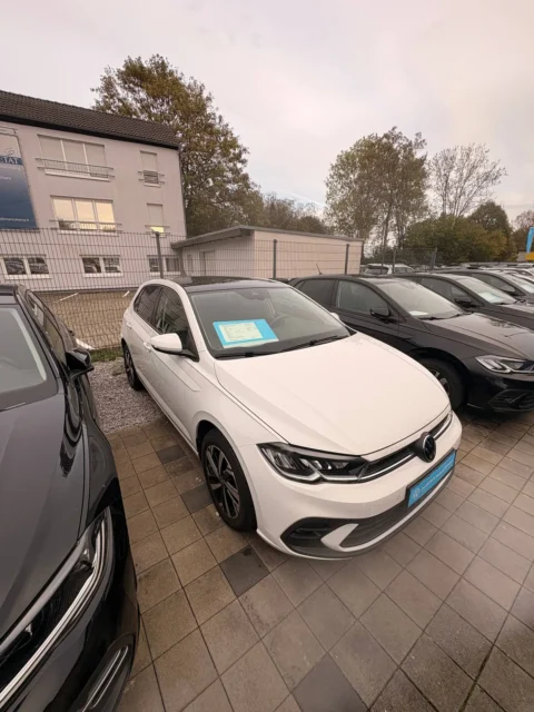 Volkswagen Polo — Передний боковой ракурс автомобиля между соседними машинами Volkswagen Polo: передний боковой ракурс автомобиля между соседними машинами