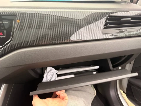 Volkswagen Polo — Открытый вещевой ящик перед передним пассажиром Volkswagen Polo: открытый вещевой ящик перед передним пассажиром