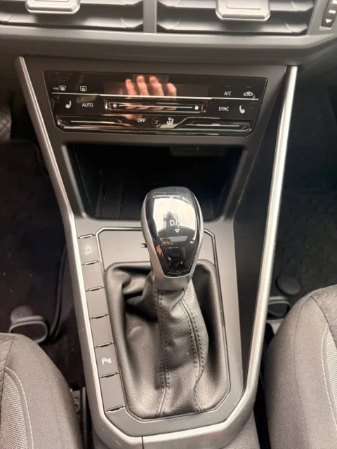 Volkswagen Polo — Рукоятка селектора и панель климат-контроля Volkswagen Polo: рукоятка селектора и панель климат-контроля