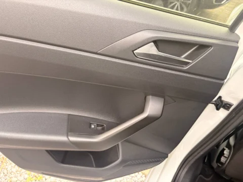 Volkswagen Polo — Подлокотник и облицовка открытой задней двери Volkswagen Polo: подлокотник и облицовка открытой задней двери