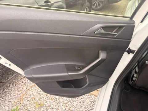 Volkswagen Polo — Нижняя часть дверной обшивки и карман Volkswagen Polo: нижняя часть дверной обшивки и карман