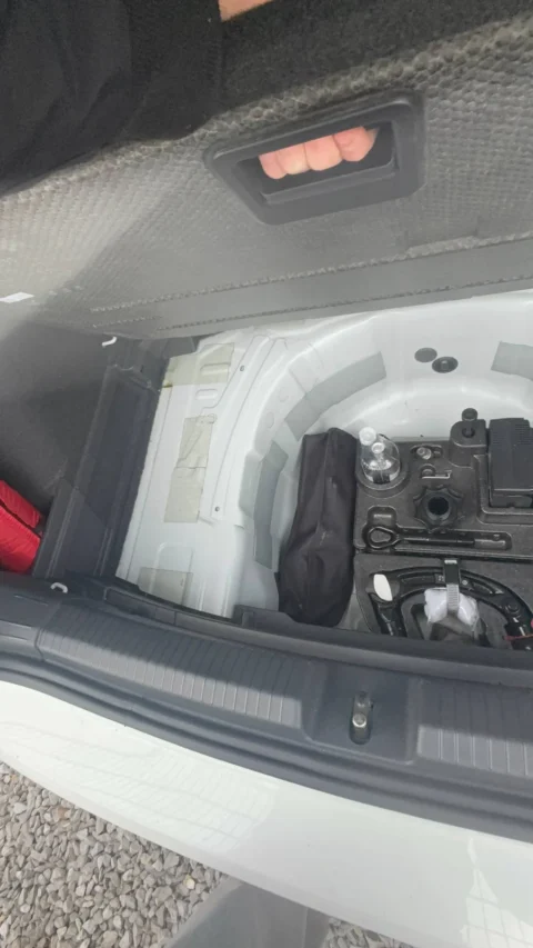Volkswagen Polo — Поднятая панель пола и органайзер в багажнике Volkswagen Polo: поднятая панель пола и органайзер в багажнике