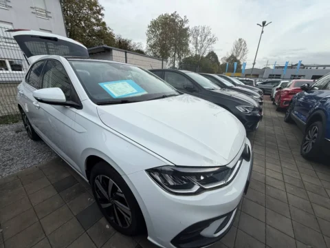 Volkswagen Polo — Капот, фара и переднее крыло с верхнего ракурса Volkswagen Polo: капот, фара и переднее крыло с верхнего ракурса