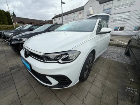 Volkswagen Polo: передний бампер и линия кузова под углом