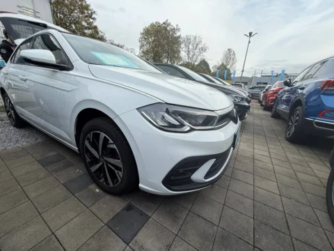 Volkswagen Polo — Низкий передний ракурс Volkswagen Polo Volkswagen Polo: низкий передний ракурс Volkswagen Polo