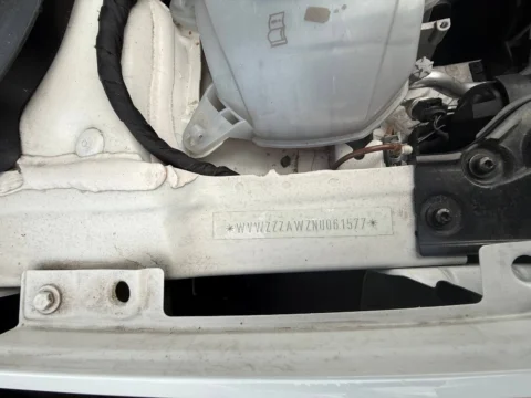 Volkswagen Polo — Маркировка VIN на кузовной панели под капотом Volkswagen Polo: маркировка VIN на кузовной панели под капотом