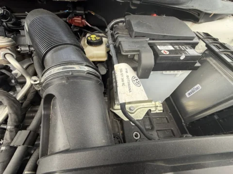 Volkswagen Polo — Впускной тракт и аккумулятор с верхнего ракурса Volkswagen Polo: впускной тракт и аккумулятор с верхнего ракурса