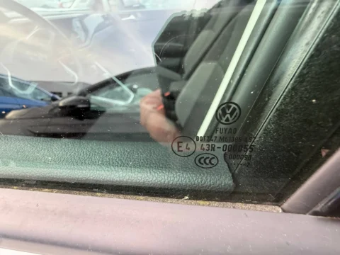 Volkswagen Polo — Маркировка Fuyao на боковом стекле Volkswagen Polo: маркировка Fuyao на боковом стекле