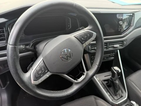 Volkswagen Polo — Водительское место с рулём и центральной консолью Volkswagen Polo: водительское место с рулём и центральной консолью