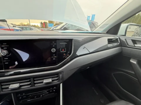 Volkswagen Polo — Центральный дисплей и пассажирская часть передней панели Volkswagen Polo: центральный дисплей и пассажирская часть передней панели