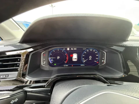 Volkswagen Polo — Цифровая панель с индикацией открытых дверей Volkswagen Polo: цифровая панель с индикацией открытых дверей