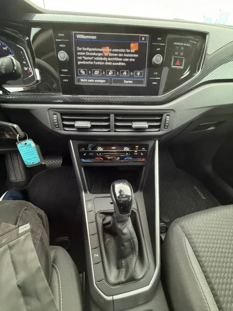 Volkswagen Polo — Мультимедиа, климатическая панель и селектор в одном ракурсе Volkswagen Polo: мультимедиа, климатическая панель и селектор в одном ракурсе