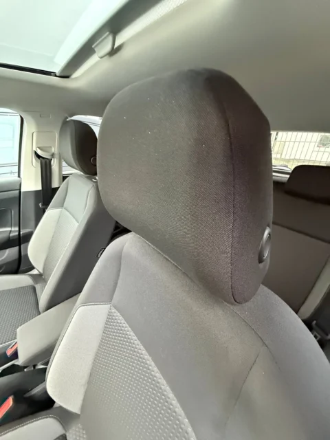 Volkswagen Polo — Передний подголовник и тканевая спинка сиденья Volkswagen Polo: передний подголовник и тканевая спинка сиденья