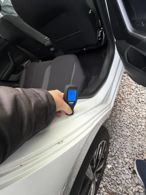 Volkswagen Polo — Проверка покрытия внутреннего порога заднего дверного проёма Volkswagen Polo: проверка покрытия внутреннего порога заднего дверного проёма