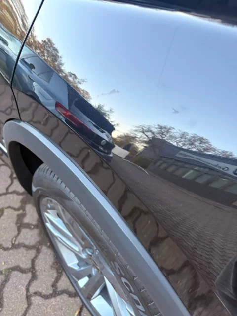 Volkswagen Tiguan — Отражение на боковой панели рядом с колёсной аркой Volkswagen Tiguan: отражение на боковой панели рядом с колёсной аркой