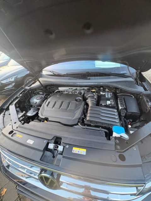 Volkswagen Tiguan — Общий вид моторного отсека с поднятым капотом Volkswagen Tiguan: общий вид моторного отсека с поднятым капотом