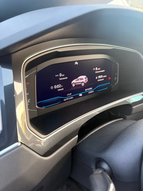 Volkswagen Tiguan — Цифровая приборная панель с информацией об автомобиле Volkswagen Tiguan: цифровая приборная панель с информацией об автомобиле