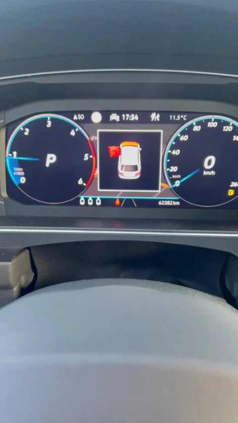 Volkswagen Tiguan — Приборная панель с индикацией открытой двери Volkswagen Tiguan: приборная панель с индикацией открытой двери