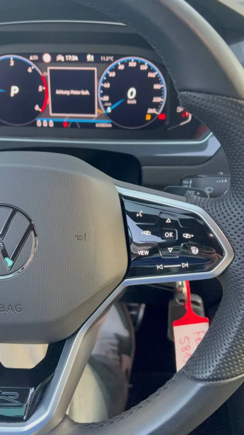 Volkswagen Tiguan — Правая группа кнопок руля и приборный дисплей Volkswagen Tiguan: правая группа кнопок руля и приборный дисплей
