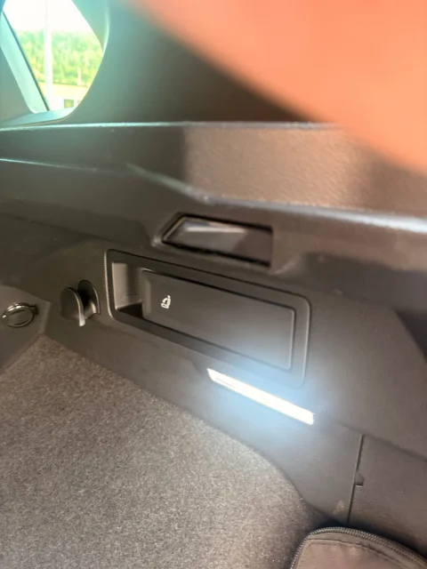 Volkswagen Tiguan — Крышка боковой ниши и подсветка багажника Volkswagen Tiguan: крышка боковой ниши и подсветка багажника