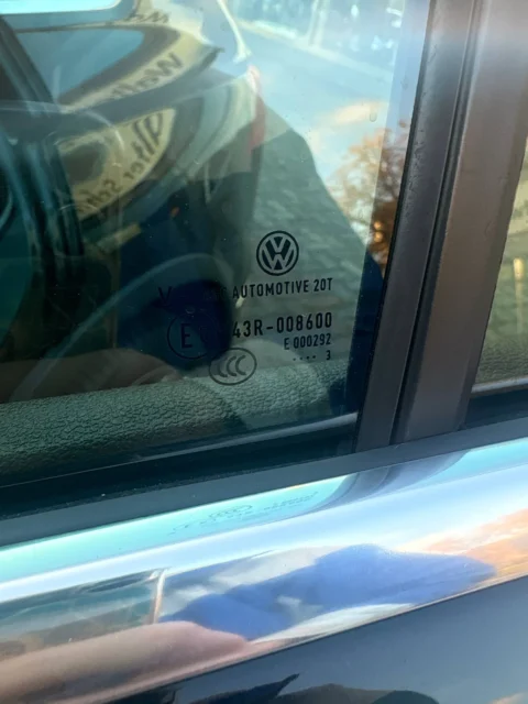 Volkswagen Tiguan — Обозначения AGC на стекле двери, наружный ракурс Volkswagen Tiguan: обозначения AGC на стекле двери, наружный ракурс