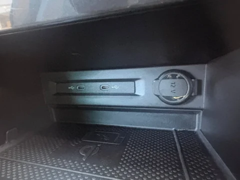 Volkswagen Tiguan — Разъёмы USB и розетка 12 В под климатической панелью Volkswagen Tiguan: разъёмы USB и розетка 12 В под климатической панелью