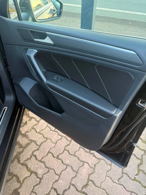 Volkswagen Tiguan — Обивка открытой двери с нижним карманом Volkswagen Tiguan: обивка открытой двери с нижним карманом