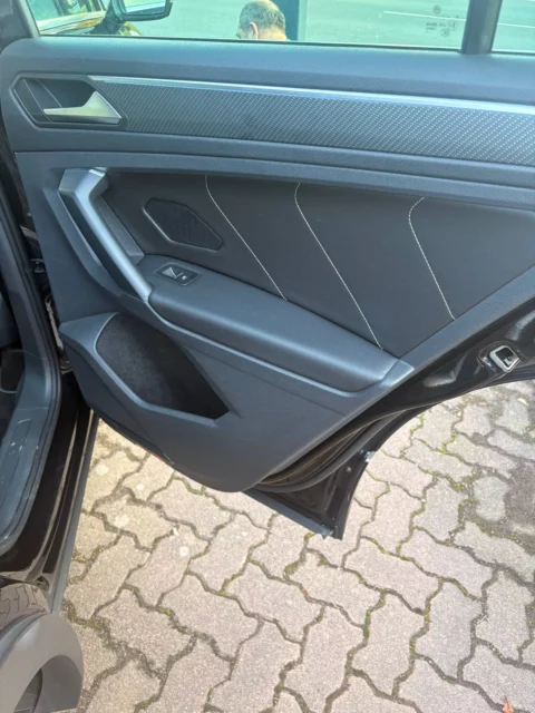 Volkswagen Tiguan — Внутренняя дверная ручка и рисунок обивки Volkswagen Tiguan: внутренняя дверная ручка и рисунок обивки