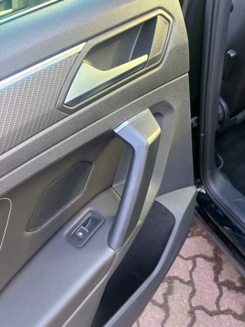 Volkswagen Tiguan — Дверная ручка и фактура декоративной накладки Volkswagen Tiguan: дверная ручка и фактура декоративной накладки