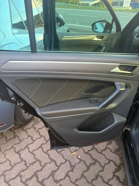 Volkswagen Tiguan — Дверная карта с подлокотником и карманом Volkswagen Tiguan: дверная карта с подлокотником и карманом