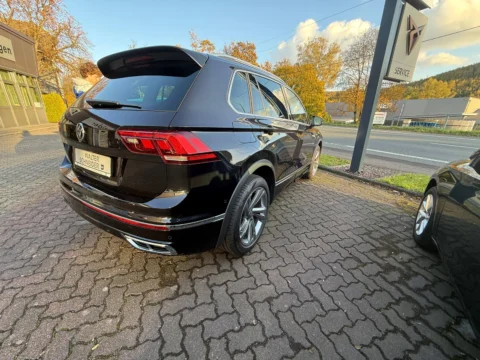 Volkswagen Tiguan — Задняя часть кузова и боковая панель под углом Volkswagen Tiguan: задняя часть кузова и боковая панель под углом