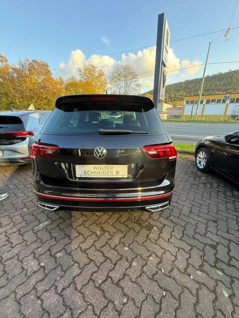 Volkswagen Tiguan — Крышка багажника и задний бампер, прямой ракурс Volkswagen Tiguan: крышка багажника и задний бампер, прямой ракурс