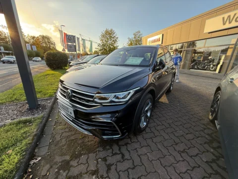 Volkswagen Tiguan — Капот, фары и передний бампер, общий вид Volkswagen Tiguan: капот, фары и передний бампер, общий вид