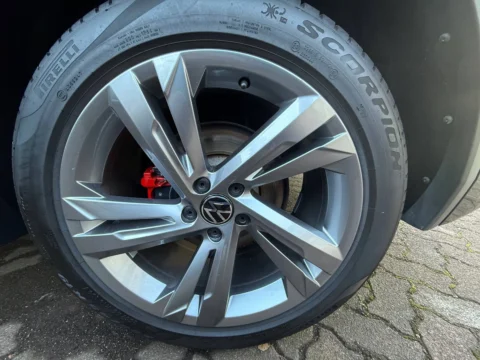 Volkswagen Tiguan — Легкосплавный диск Volkswagen и боковина шины Pirelli Volkswagen Tiguan: легкосплавный диск Volkswagen и боковина шины Pirelli