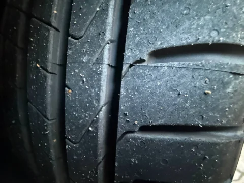 Volkswagen Tiguan — Центральные дорожки протектора шины, крупный план Volkswagen Tiguan: центральные дорожки протектора шины, крупный план