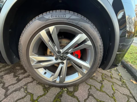 Volkswagen Tiguan — Колёсный диск и шина, фронтальный ракурс Volkswagen Tiguan: колёсный диск и шина, фронтальный ракурс