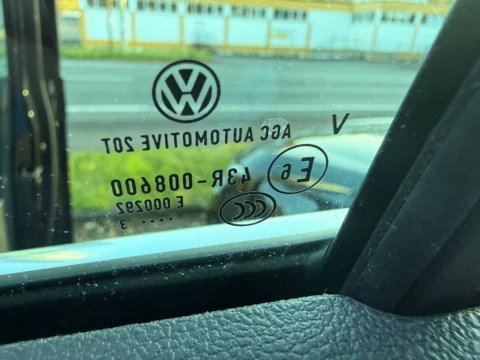 Volkswagen Tiguan — Обозначения AGC Automotive на боковом стекле изнутри Volkswagen Tiguan: обозначения AGC Automotive на боковом стекле изнутри