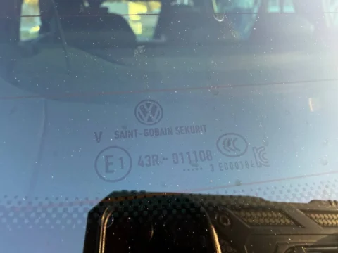 Volkswagen Tiguan — Маркировка Saint-Gobain Sekurit на ветровом стекле Volkswagen Tiguan: маркировка Saint-Gobain Sekurit на ветровом стекле