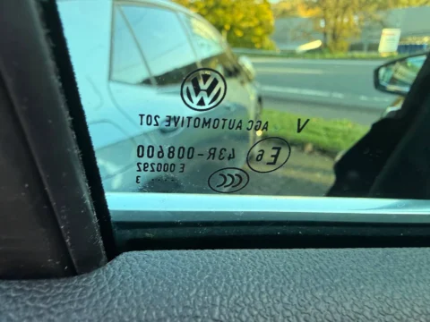 Volkswagen Tiguan — Крупный план обозначений стекла рядом с уплотнителем Volkswagen Tiguan: крупный план обозначений стекла рядом с уплотнителем