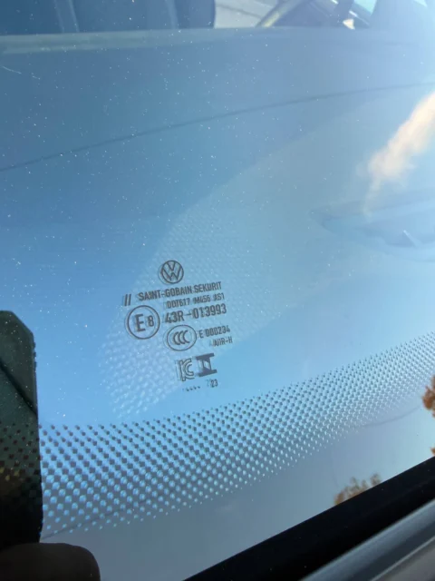 Volkswagen Tiguan — Заводские обозначения в нижней зоне ветрового стекла Volkswagen Tiguan: заводские обозначения в нижней зоне ветрового стекла