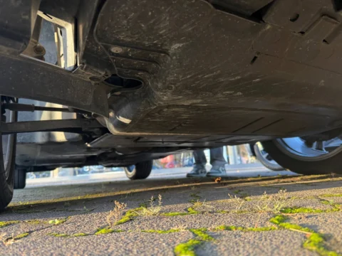 Volkswagen Tiguan — Защитные панели днища при осмотре с уровня земли Volkswagen Tiguan: защитные панели днища при осмотре с уровня земли