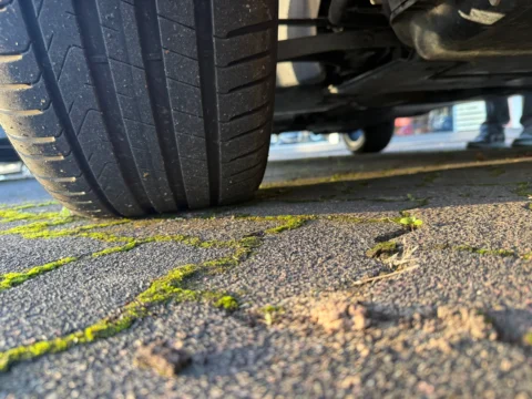 Volkswagen Tiguan — Протектор шины со стороны нижней части автомобиля Volkswagen Tiguan: протектор шины со стороны нижней части автомобиля