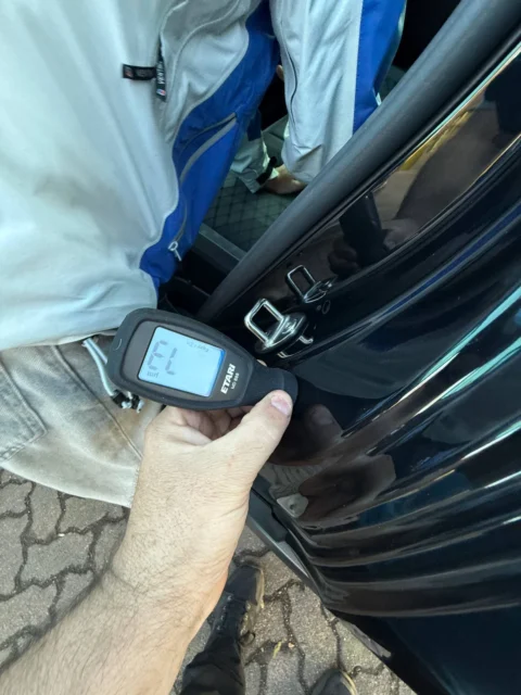 Volkswagen Tiguan — Замер покрытия в дверном проёме рядом с замковой скобой Volkswagen Tiguan: замер покрытия в дверном проёме рядом с замковой скобой