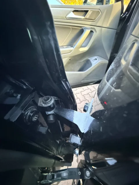 Volkswagen Tiguan — Соединение двери с кузовом при широком открытии Volkswagen Tiguan: соединение двери с кузовом при широком открытии