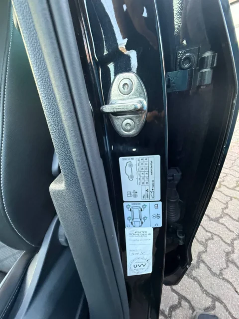 Volkswagen Tiguan — Замковая скоба и заводские наклейки дверного проёма Volkswagen Tiguan: замковая скоба и заводские наклейки дверного проёма