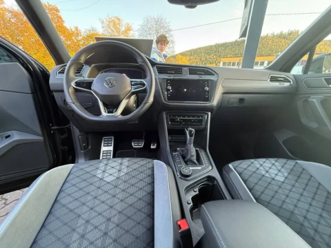 Volkswagen Tiguan — Передние сиденья, руль и центральная консоль из второго ряда Volkswagen Tiguan: передние сиденья, руль и центральная консоль из второго ряда