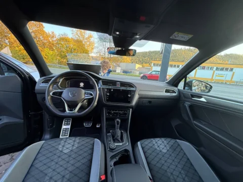 Volkswagen Tiguan — Панель приборов и передний салон в широком ракурсе Volkswagen Tiguan: панель приборов и передний салон в широком ракурсе