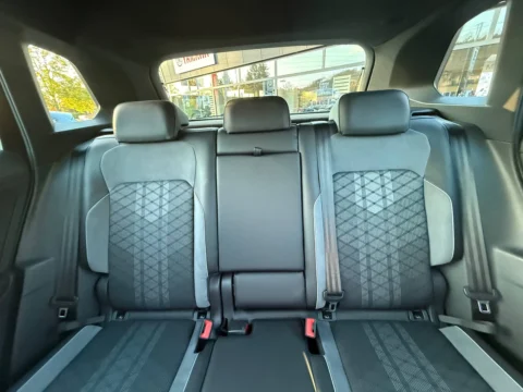 Volkswagen Tiguan — Задние сиденья с поднятым центральным подлокотником Volkswagen Tiguan: задние сиденья с поднятым центральным подлокотником